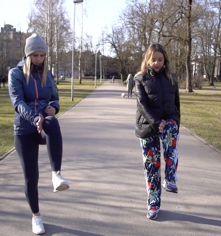 Bēbīšu klubs: 4 vingrinājumi jaunajām māmiņām, kurus veikt ratu pastaigu laikā
