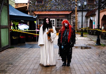 Kinopilsētā “Cinevilla” krāšņi atklāts festivāls “Danger Fest 2026”