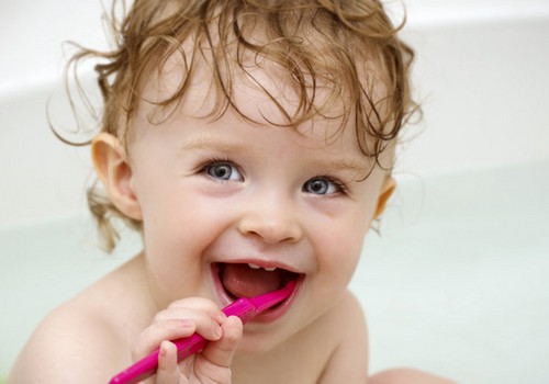 Visā Eiropā bērniem trūkst zobu tīrīšanas iemaņu