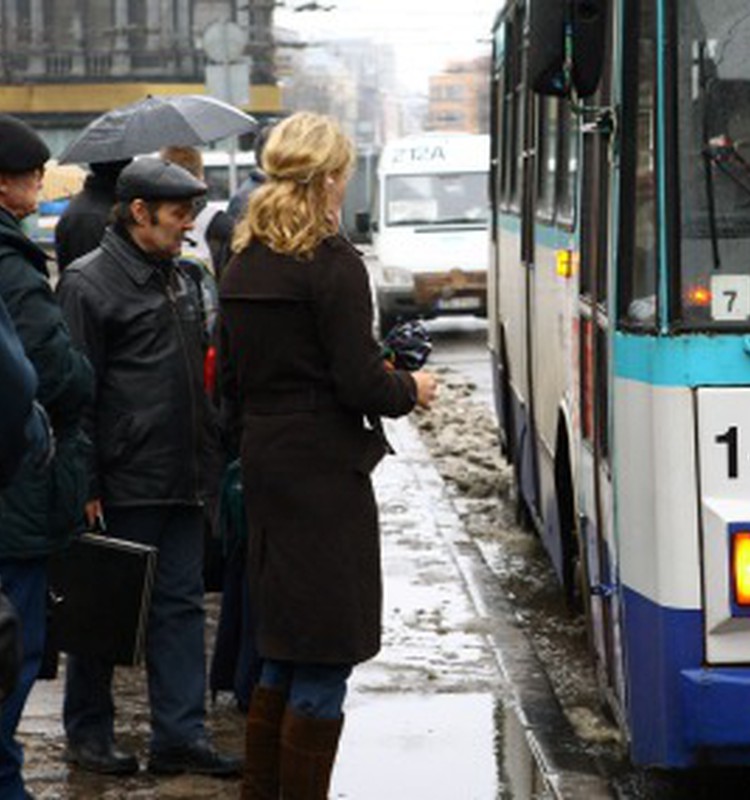 Grūtniecei atsakās atvērt trolejbusa durvis