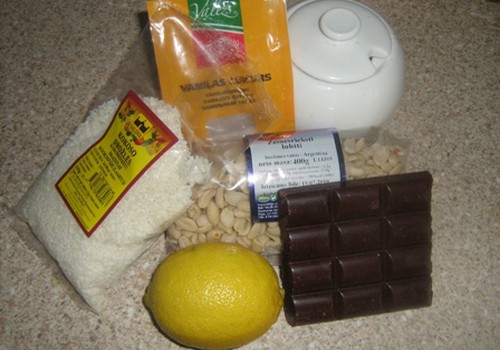 Riekstu- šokolādes bumbiņas kokosa skaidiņās