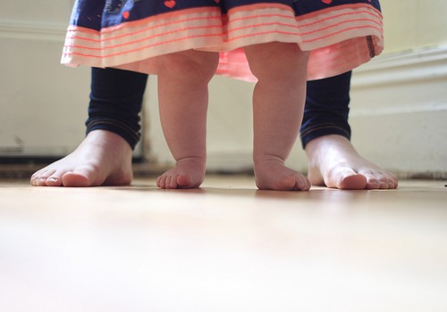 Fizioterapeite: bērns var nestaigāt līdz 2 gadu vecumam