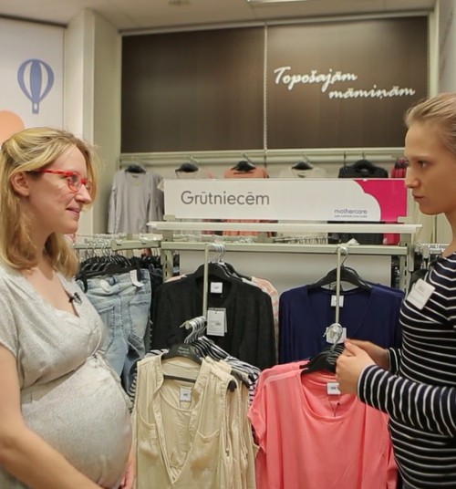 Apģērba izvēle grūtniecēm un mammām, kuras baro mazulīti ar krūti