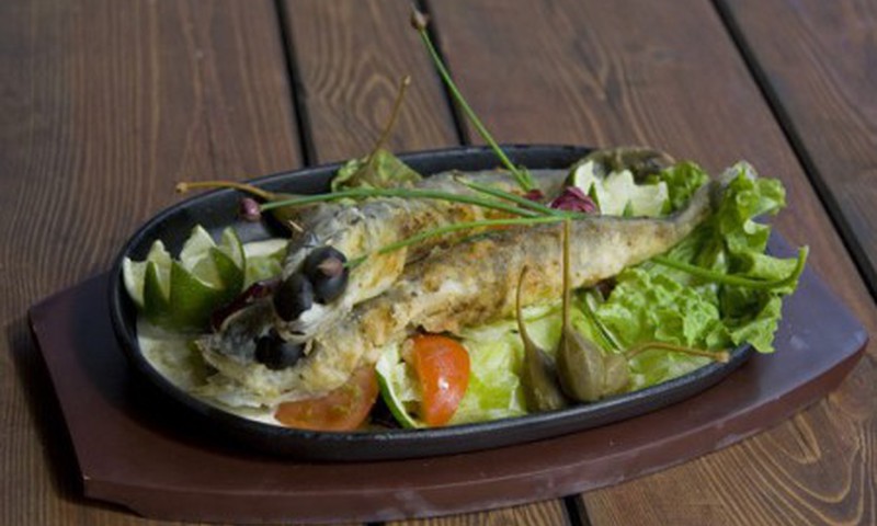 Kā garšīgi pagatavot apceptu un marinētu zivi?