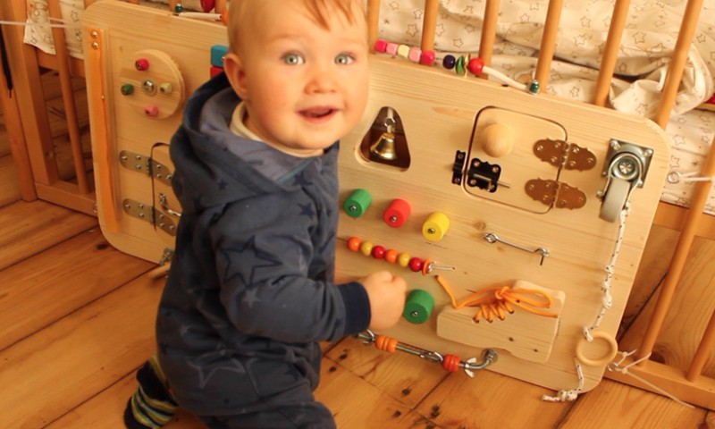 Mammu Bizness: Iepazīsties ar fantastisko attīstošo rotaļlietu - Little Ben’s Board!