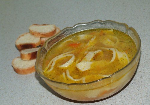 Buljona zupa ar siera nūdelēm