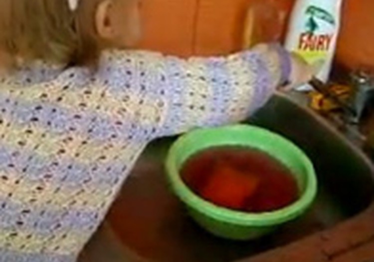 VIDEO: Keitija mazgā traukus!