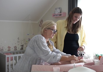 Superbēbīša aprūpe mājās kopā ar bērnu māsu Elitu Svarenieci