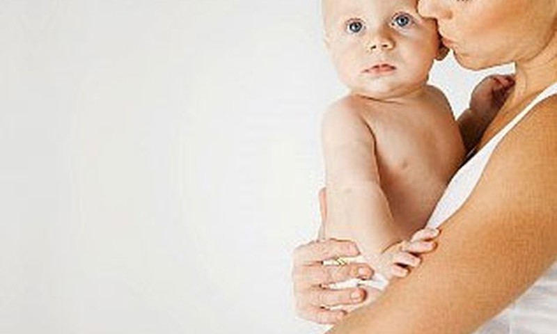 Dienā bērns neiemieg bez šūpošanās ratos, naktī neiemieg bez mammas krūts