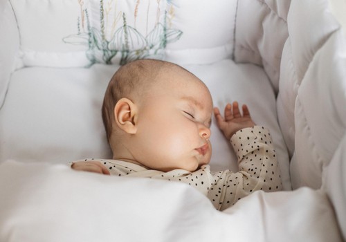 Kādu gultas veļu izvēlēties saldākam mazuļa miegam?