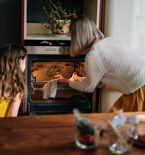13 idejas darbiņiem, ko virtuvē kopā ar vecākiem var paveikt bērns