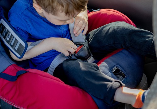 Aptauja: bērnu automašīnā nepiesprādzē, jo “viņš negrib”