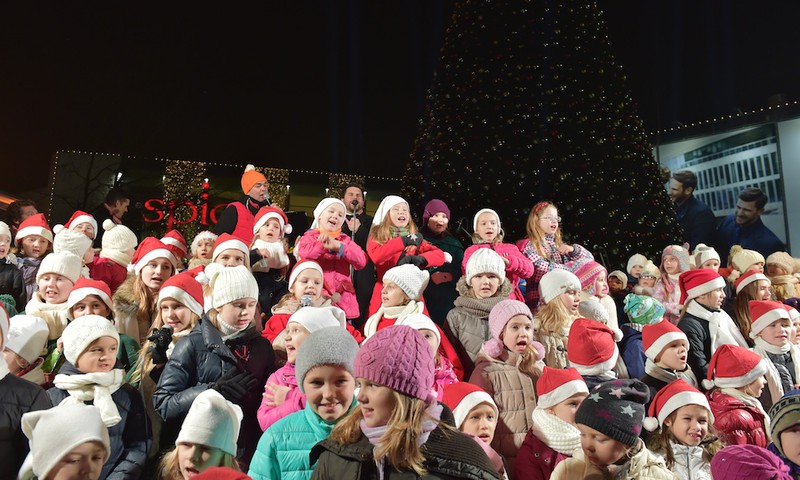 FOTO: Intars Busulis un simtiem cilvēku ar dziesmu iededz lielāko Ziemassvētku egli Latvijā 