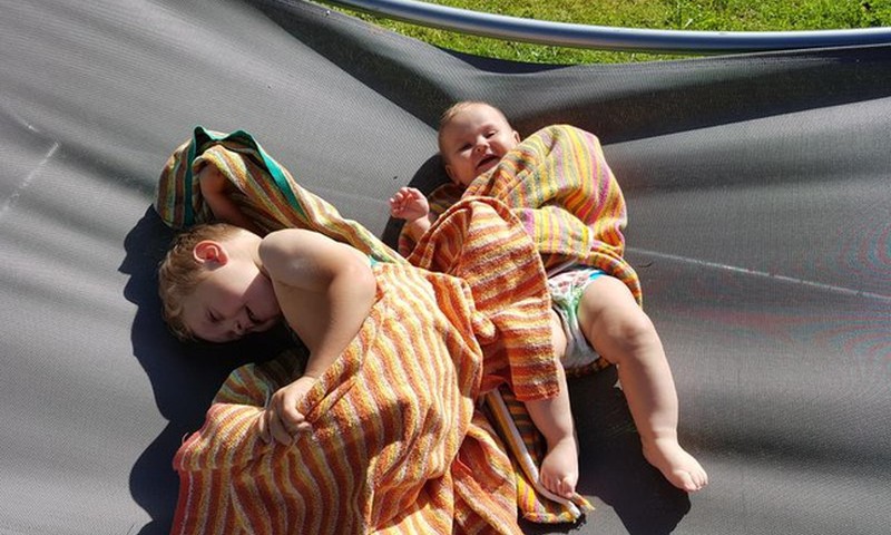 Kāpēc mammām patīk Huggies® Little Swimmers peldbiksītes: paldies foršajām mammām par bildēm!