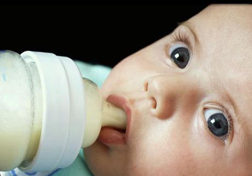 FOTO: fakti par mazuļa barošanu ar pudelīti
