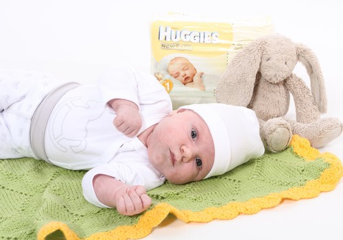 Huggies® Newborn autiņbiksītes jaundzimušajiem nodrošina visu laiku vislabāko maigo aizsardzību!