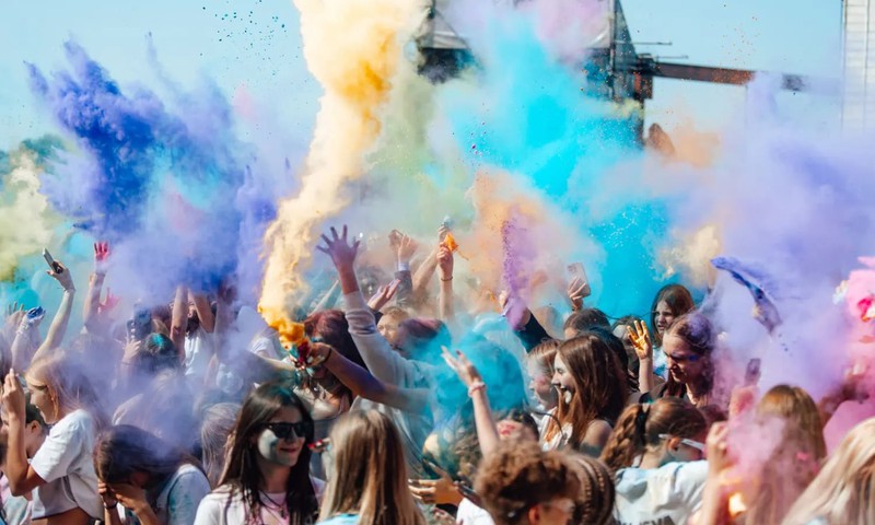 Krāsu festivāls “Holi Music Festival 2026” jau 13. jūnijā Wondersalā!