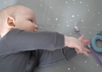 Pirmie zobiņi Superbēbītim - kā palīdzēt mazulim šajā periodā