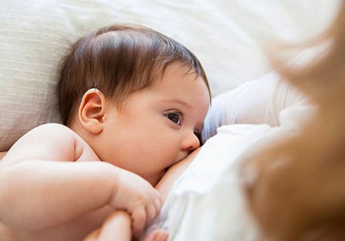 APTAUJA: Uzreiz pēc dzemdībām pie krūts pielikušas mazuli 67% māmiņu