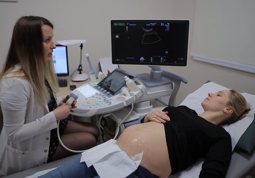 Ultrasonogrāfija, kurā var ieraudzīt sava mazulīša pirmo smaidu. 4G USG. VIDEO
