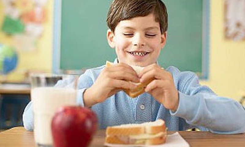 Grib ļaut skolu direktoriem bez maksas ēdināt ne tikai pirmklasniekus