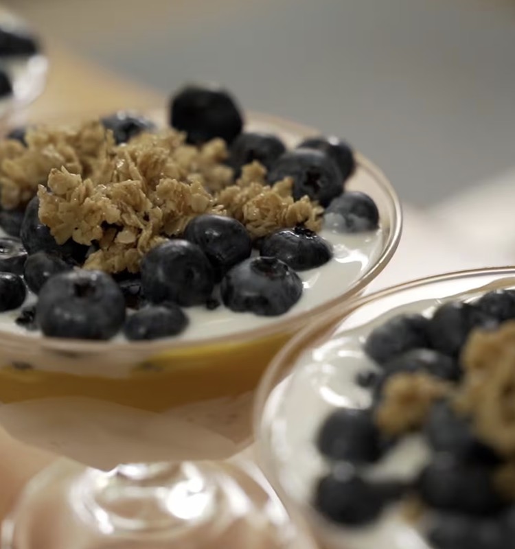 VideoRECEPTE: Bezpiedevu jogurta kārtojums ar augļu krēmu