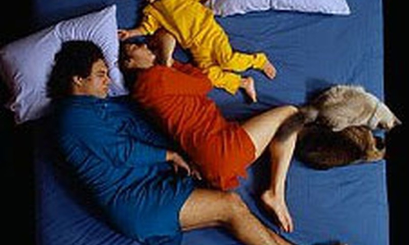 Kā atradināt no gulēšanas pie vecākiem?