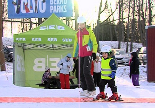 VIDEO: Māmiņu Kluba ģimenes apgūst slēpošanas prasmes Žagarkalnā