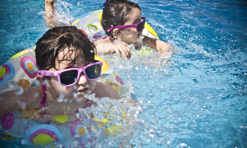 Svarīga gan drošība, gan jautrība – soļi bērna peldētprasmes apgūšanā 