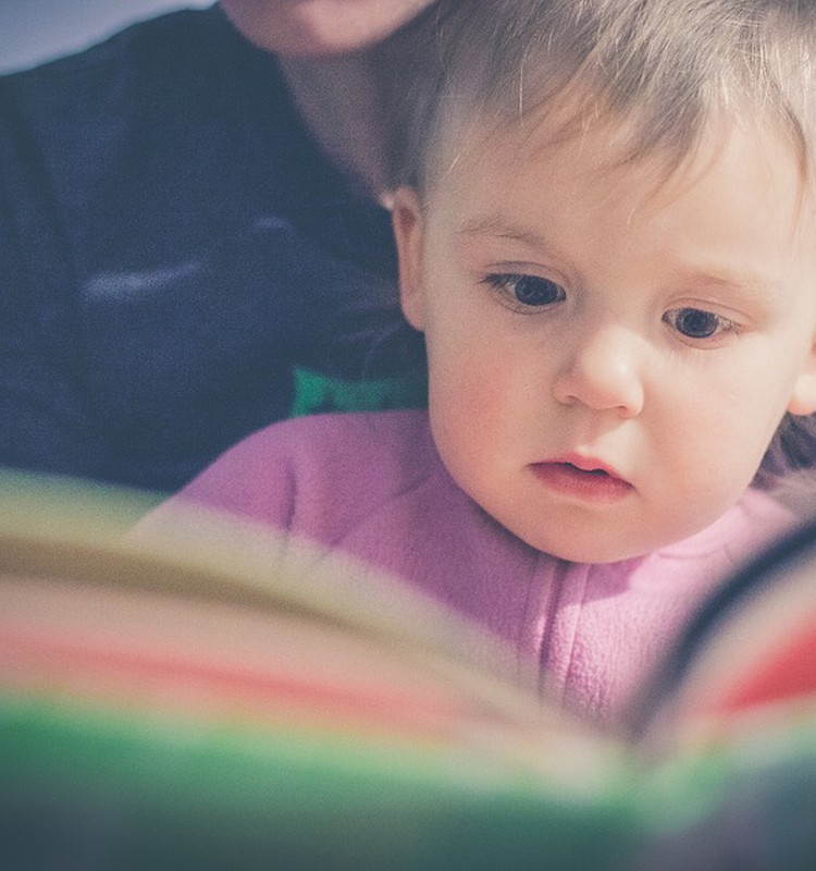 Vienkārši triki, kā mazuli iepazīstināt ar grāmatām un lasīšanu