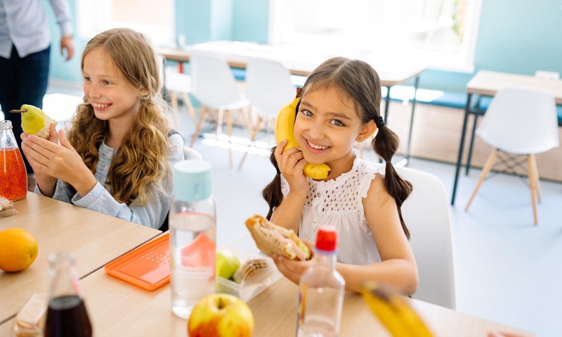 Rīgā par pirmsskolas izglītības iestāžu audzēkņu un 5.–12. klašu skolēnu ēdināšanu plāno ieviest vecāku līdzmaksājumu