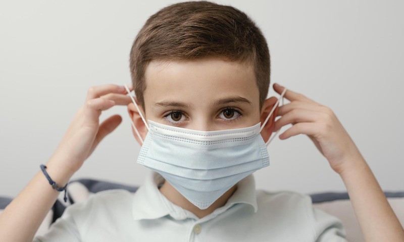 Pieaug ar Covid-19 un citu vīrusu infekciju sasirgušo bērnu skaits – kā pasargāt bērnu no saslimšanas?
