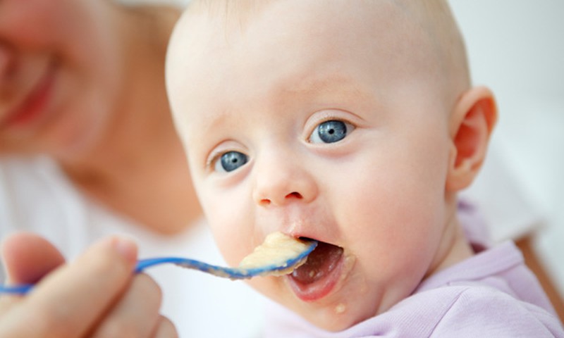 Atbildes uz 9 biežākajiem māmiņu jautājumiem par mazuļa ēdināšanu