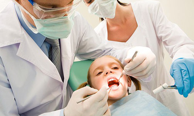 Ko darīt, ja uz bērna zobiņiem parādās aplikums un citādāka pigmentācija?