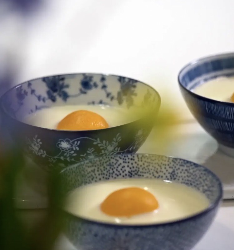 VideoRECEPTE: Panna Cotta ar aprikožu pusītēm