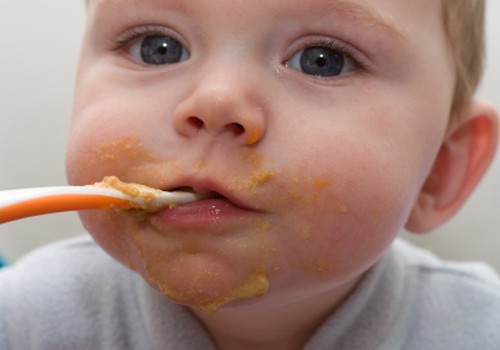 FACEBOOK KONKURSS: Mēs zinām, tev ir bildes, kurās mazulis kārtīgi ēd un šmulējas! Sūti mums!