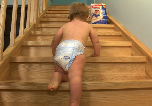VIDEOstāstu sērija - "21.gadsimta mazuļi". Rāpjamies pa kāpnēm! 