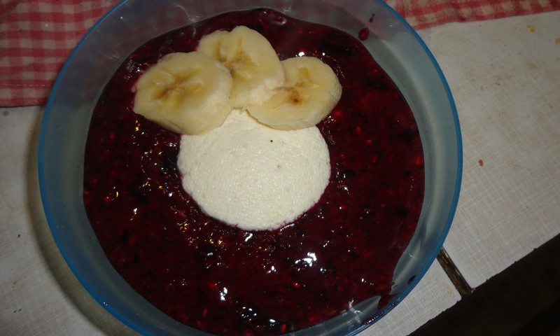Melleņu , aveņu un banānu biezenītis ar biezpienu. 