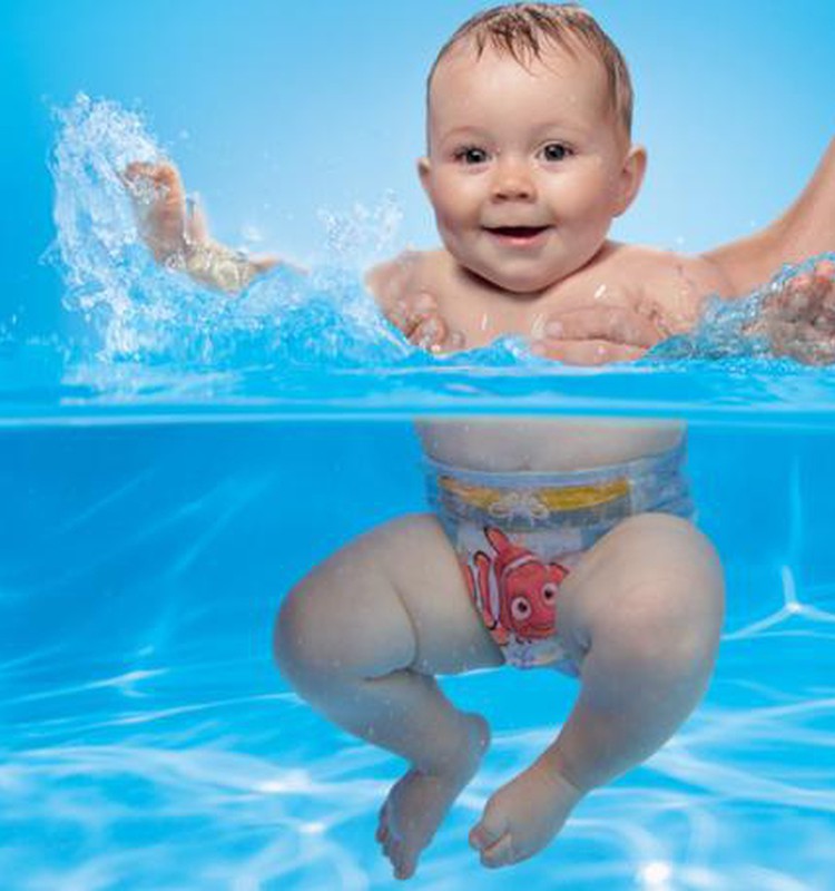 Vasaras peldes plašajos ūdeņos ar HUGGIES® Little Swimmers® peldbiksītēm!