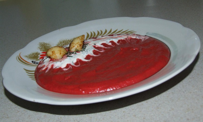 Biešu krēmzupa ar karamelizētiem ķiplokiem.