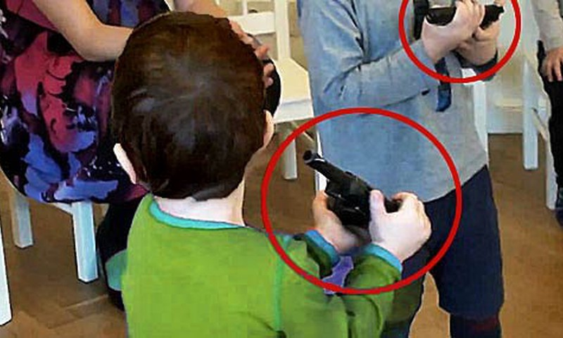 Aizliedz bērnudārzā demonstrēt ieročus
