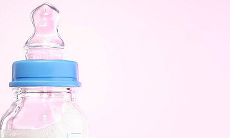 Uztura speciāliste: iespējams, mazulim ir pasterizēta piena nepanesība
