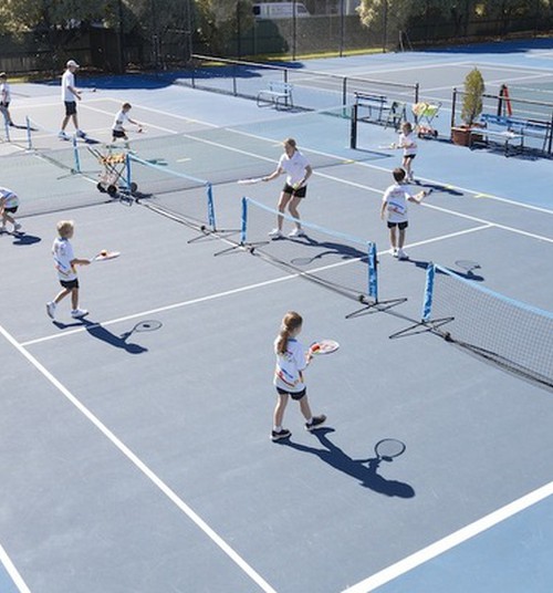 Kāpēc bērniem vajadzētu trenēties tenisā?