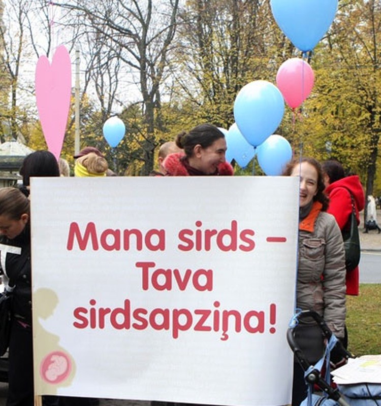 Desmitiem jauno māmiņu 1.novembrī pulcējās pie valdības nama