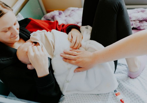 Bērnu slimnīcā emocionālu atbalstu pašu mazāko pacientu vecākiem sniedz PEP mammas