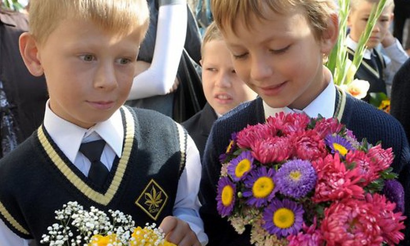 Rīgā dzīvojošie pirmklasnieki un viņu vecāki Zinību dienā mikroautobusos varēs braukt bez maksas