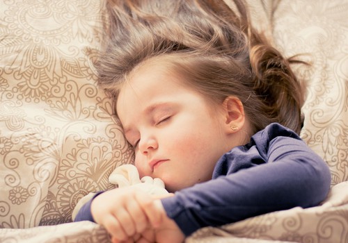 Bērns naktī slapina gultā – uzzini, kā vari savam bērnam palīdzēt!