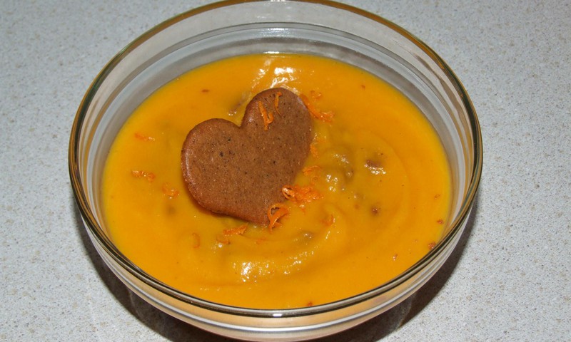 Ķirbja krēmzupa ar piparkūkām.