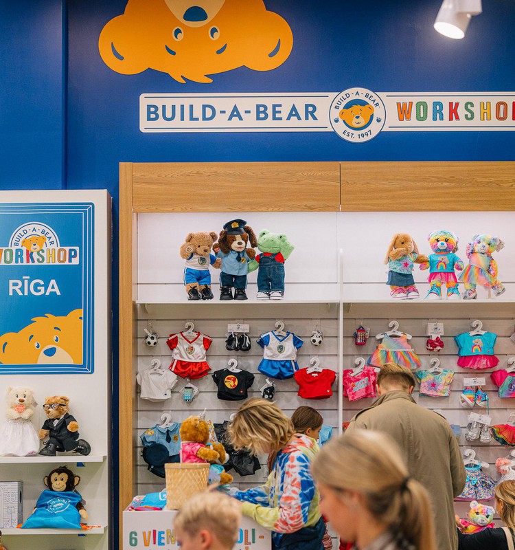 Latvijā atvērta pirmā “Build-a-Bear” darbnīca. Pieredze, kurā ikviens unikālais plīša draugs saņem savu dzimšanas apliecību