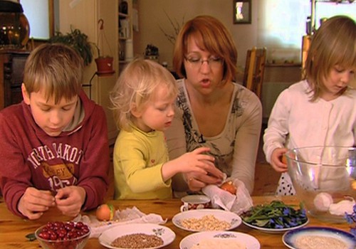 Kādas ir Lieldienu tradīcijas, skaties VIDEO! Ciemojamies pie daudzbērnu ģimenes!